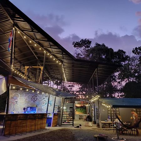 Shipwrecked Hostel Увіта Екстер'єр фото